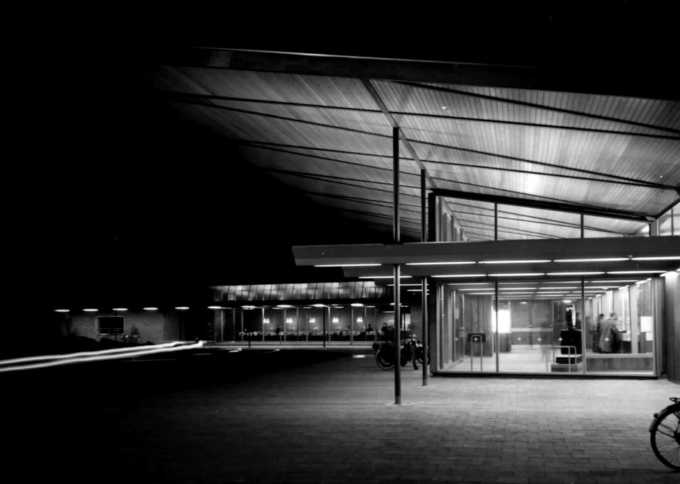 HUA-150169-Afbeelding van de ingang van het N.S.-station te Beverwijk bij avond