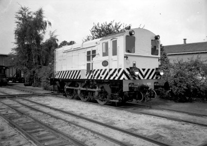 HUA-151544-Afbeelding van de diesel-electrische rangeerlocomotief nr. 633 (serie 600) van de N.S. met schrikstrepen bij de N.S.-werkplaats te Tilburg