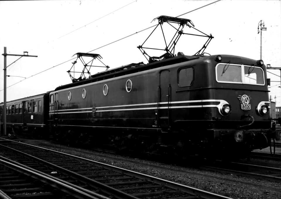HUA-151562-Afbeelding van de electrische locomotief nr. 1310 (serie 1300) van de N.S. op het emplacement te Maastricht