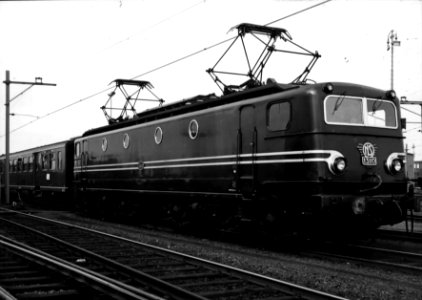 HUA-151562-Afbeelding van de electrische locomotief nr. 1310 (serie 1300) van de N.S. op het emplacement te Maastricht
