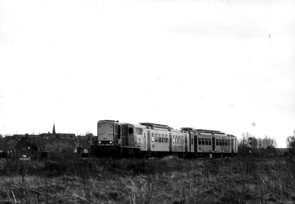HUA-151822-Afbeelding van de diesel-electrische locomotief nr. 2483 (serie 2400-2500) van de N.S. met een electrisch treinstel plan Y (SGM, "Sprinter") bij Simpelveld