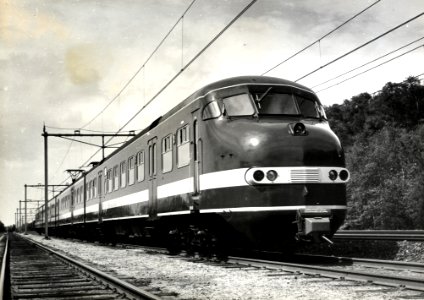 HUA-151857-Afbeelding van het electrische treinstel nr. 501 (mat. 1964, plan TT "Treinstel Toekomst") van de N.S. op het emplacement te Maarn