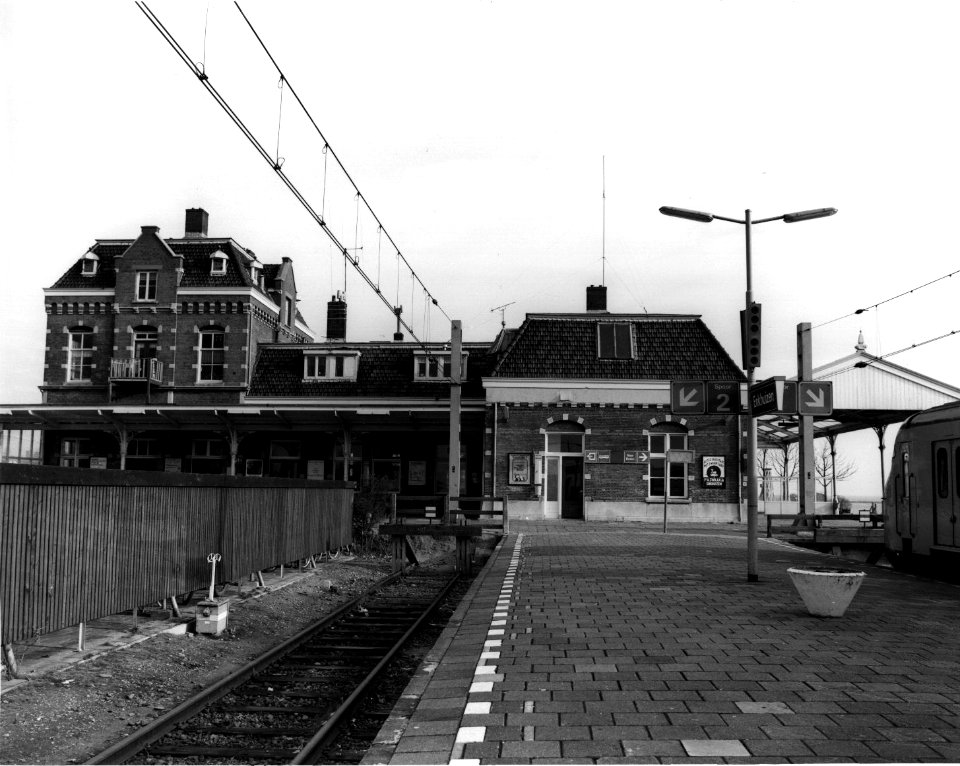 HUA-150289-Gezicht op het perron en de achterzijde van het N.S.-station te Enkhuizen