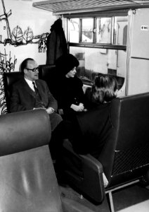 HUA-151777-Afbeelding van reizigers in een electrisch treinstel Mat 1954 plan P van de NS