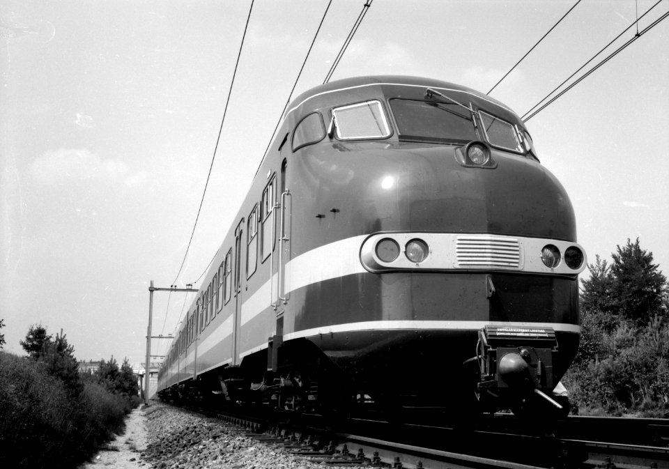 HUA-151856-Afbeelding van het electrische treinstel nr. 501 (mat. 1964, plan TT "Treinstel Toekomst") van de N.S. op de spoorlijn tussen Ede en Wolfheze