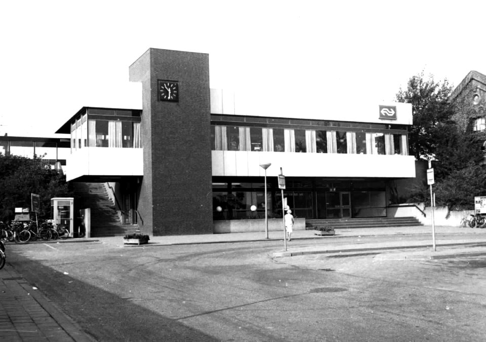 HUA-150201-Gezicht vanaf het Stationsplein op het N.S.-station Culemborg te Culemborg