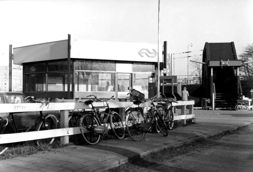 HUA-150208-Gezicht op het N.S.-station Bussum Zuid te Bussum, met rechts de voetgangersbrug naar het tweede perron