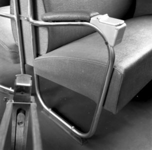 HUA-151751-Interieur van een electrisch treinstel Mat. 1954 (plan F) van de N.S. te Arnhem; armleuning met asbak in de 2e klasse