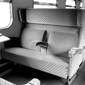 HUA-151745-Interieur van het A-rijtuig (1e klasse) van een electrisch treinstel Mat. 1954 (plan F) van de N.S. te Arnhem