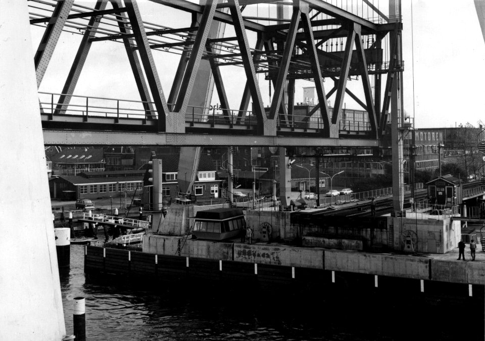 HUA-154988-Gezicht op de nieuwe hefbrug over de Oude Maas te Dordrecht