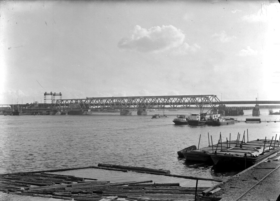 HUA-154981-Gezicht op de spoorbrug over de Oude Maas te Dordrecht