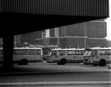 HUA-150352-Gezicht op enkele bussen bij het busstation boven het N.S.-station Den Haag C.S. te Den Haag