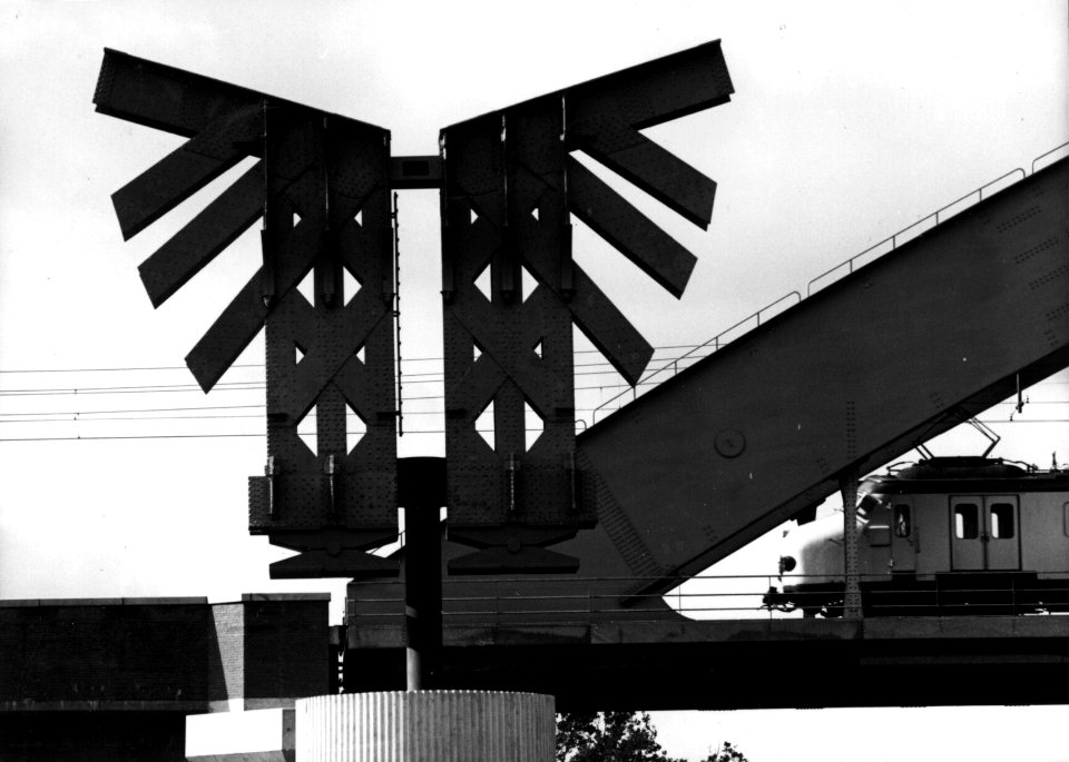 HUA-154944-Afbeelding van het monument bij de spoorbrug over de Lek bij Culemborg