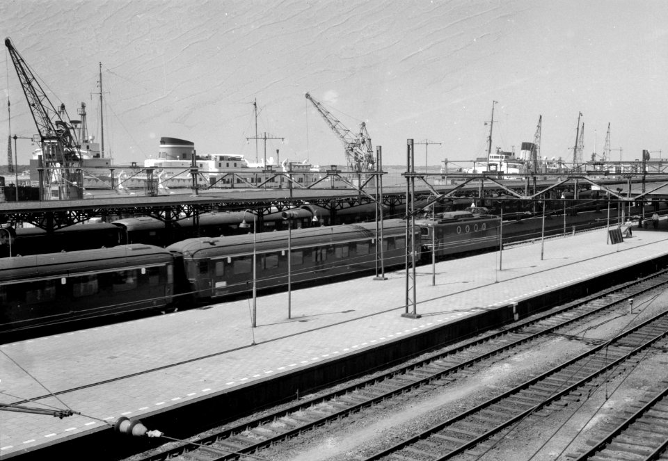 HUA-154989-Gezicht op het perron van het N.S.-station Hoek van Holland Haven te Hoek van Holland met een electrische locomotief uit de serie 1100 en rijtuigen plan D van de N.S