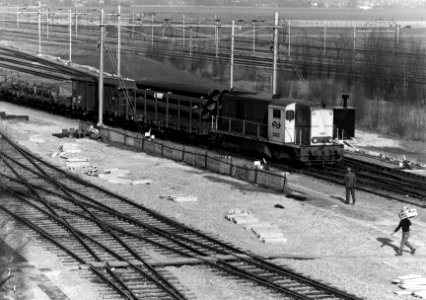 HUA-154894-Afbeelding van de rangerende diesel-electrische locomotief nr. 2403 (serie 2400-2500) van de N.S. op het rangeerterrein Kijfhoek