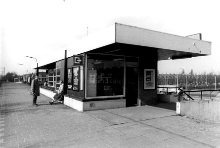 HUA-150508-Gezicht op de perronzijde van het N.S.-station Leiden Lammenschans te Leiden