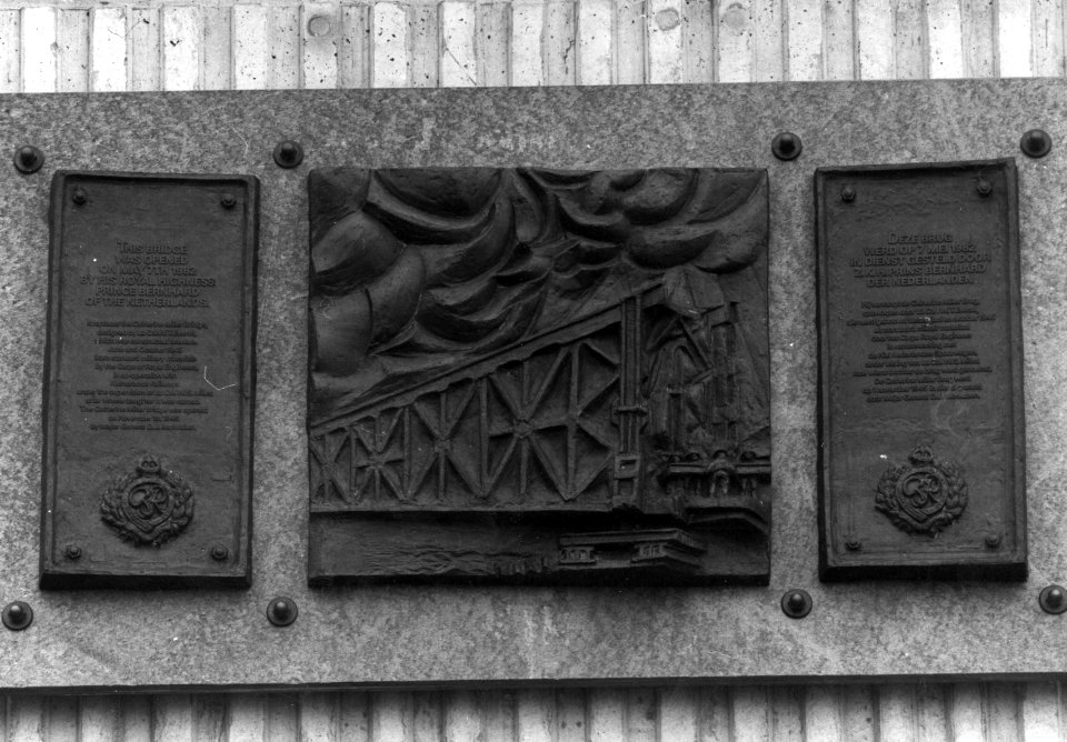 HUA-156116-Afbeelding van de bronzen plaquette ter gelegenheid van de opening van de spoorbrug te Deventer