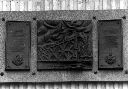 HUA-156116-Afbeelding van de bronzen plaquette ter gelegenheid van de opening van de spoorbrug te Deventer