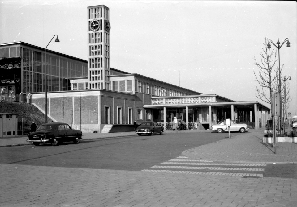 HUA-150491-Gezicht op het N.S.-station Leiden te Leiden