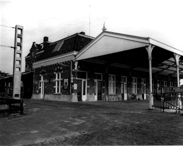 HUA-150291-Gezicht op de restauratie en de perronkap van het N.S.-station Enkhuizen te Enkhuizen