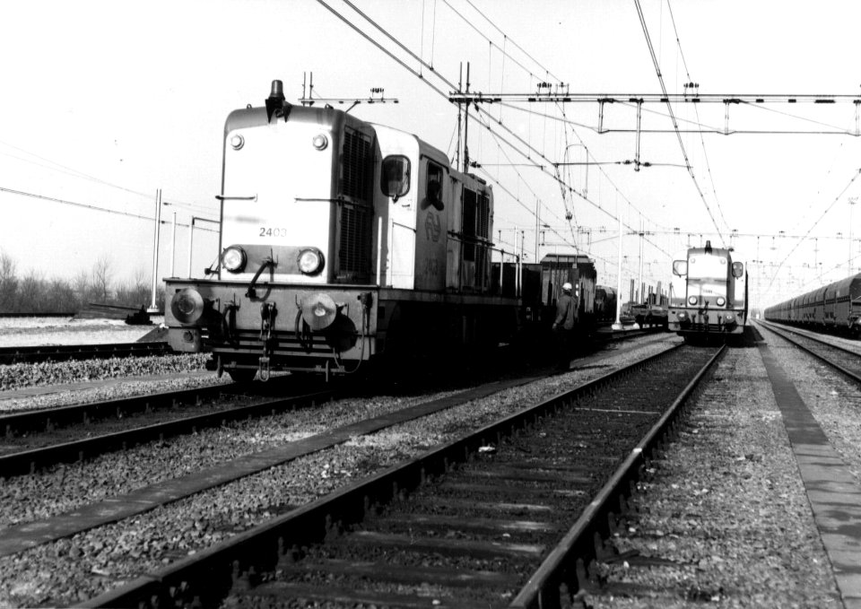 HUA-154892-Afbeelding van de rangerende diesel-electrische locomotieven nr. 2403 en nr. 2441 (serie 2400-2500) van de N.S. op het rangeerterrein Kijfhoek