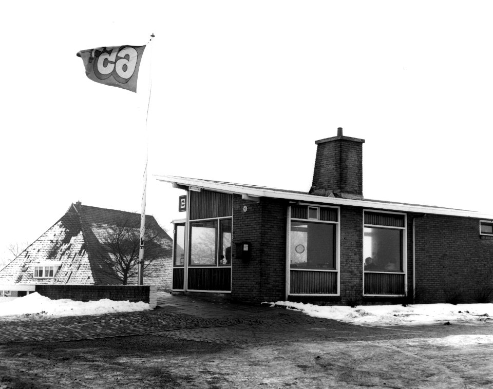 HUA-150479-Gezicht op het besneeuwde N.S.-station Koudum-Molkwerum bij Molkwerum