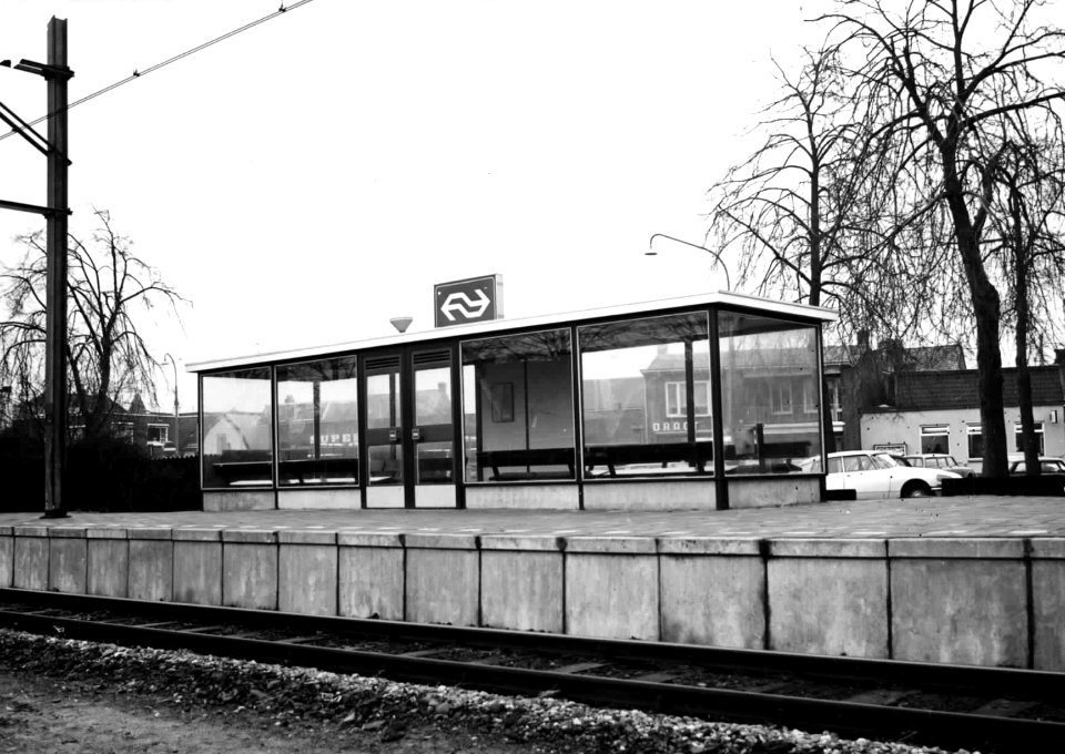 HUA-150258-Gezicht op een wachtruimte van het N.S.-station Ede-Centrum te Ede