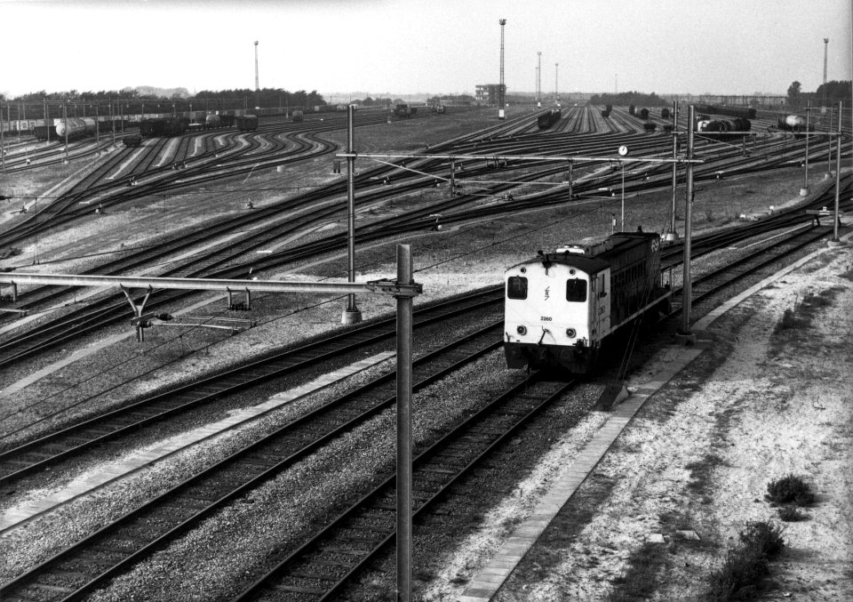 HUA-154871-Gezicht op het rangeerterrein Kijfhoek met rechts de radiografisch bestuurbare diesel-electrische locomotief nr. 2260 (serie 2200-2300) van de N.S