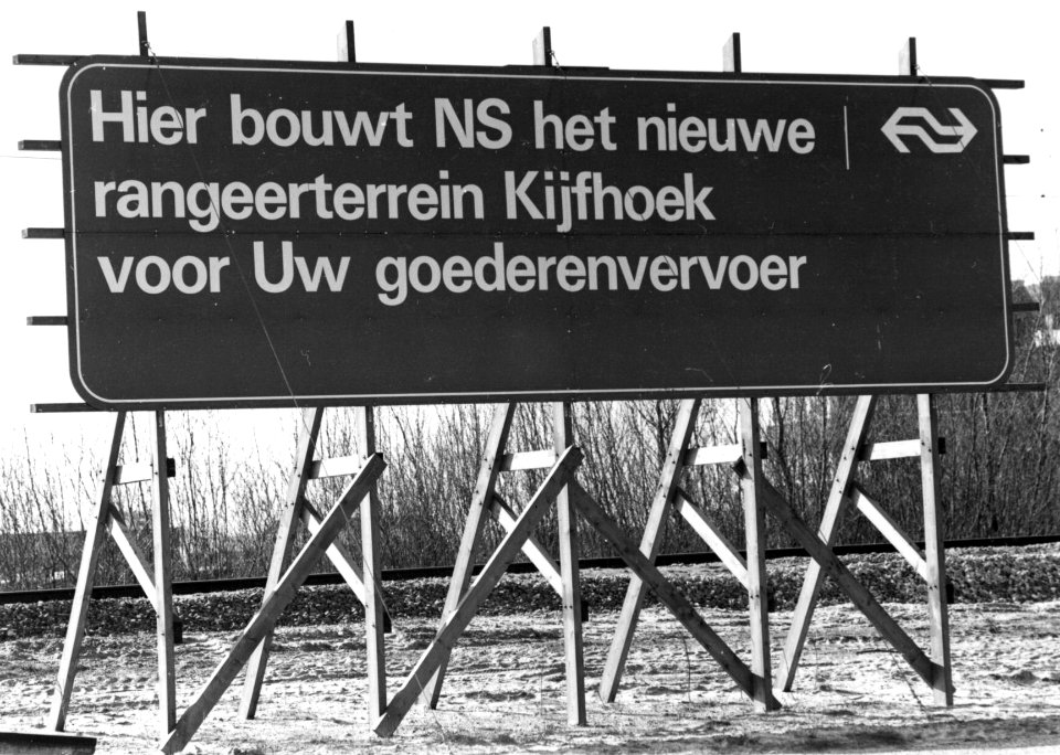 HUA-154876-Afbeelding van een bouwbord bij de bouwwerkzaamheden van het rangeerterrein Kijfhoek van de NS
