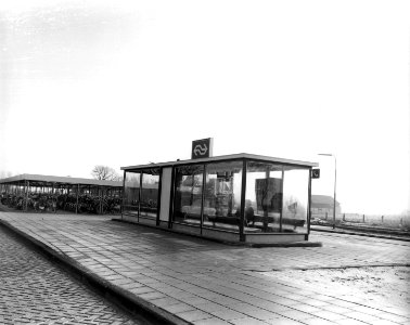 HUA-150306-Gezicht op het nieuwe N.S.-station Franeker te Franeker, bestaande uit een "Leidse abri" en een fietsenstalling