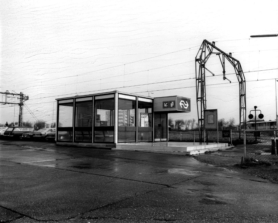 HUA-150447-Gezicht op de wachtruimte met plaatskaartenautomaat bij het N.S.-station Hoek van Holland Haven (Hoek van Holland Dorp) te Hoek van Holland