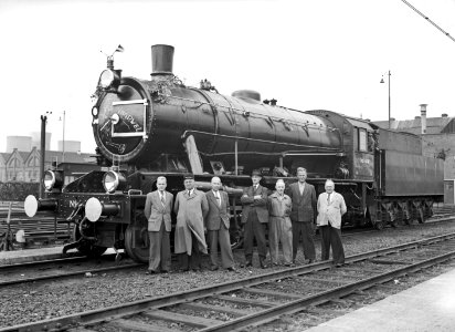 HUA-151416-Afbeelding van de stoomlocomotief nr. 4310 (serie 4300-4400-4500, "Austerities", ex War Department nr. 70863) van de N.S.bij de centrale werkplaats te Tilburg, met versieringen vanwege het feit dat di