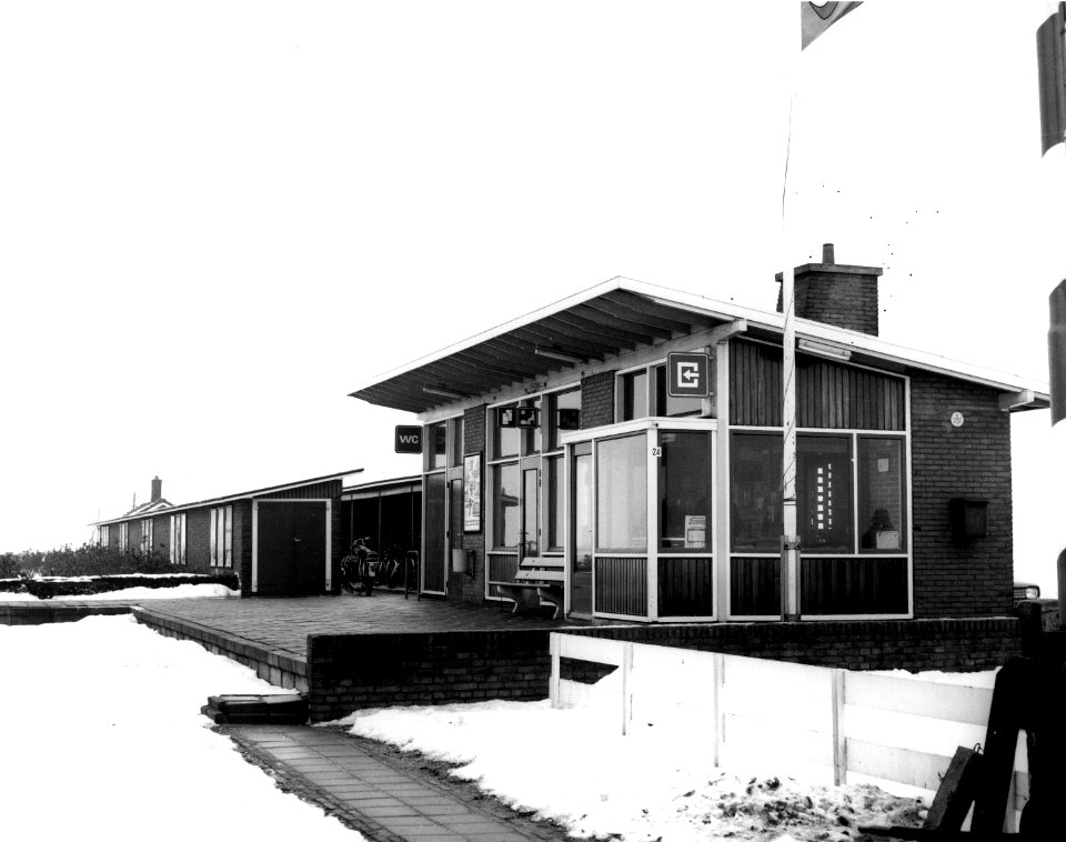 HUA-150480-Gezicht op de perronzijde van het besneeuwde N.S.-station Koudum-Molkwerum bij Molkwerum