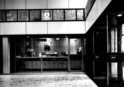 HUA-155109-Interieur van het N.S.-station Groningen te Groningen- hal met reisbureau