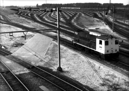 HUA-154870-Gezicht op het rangeerterrein Kijfhoek met rechts de radiografisch bestuurbare diesel-electrische locomotief nr. 2260 (serie 2200-2300) van de N.S