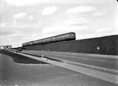 HUA-151333-Afbeelding van een diesel electrisch treinstel DE 5 serie 181 197 voorheen serie 51 68 van de NSop de spoordijk ter hoogte van de spoorbrug over het K