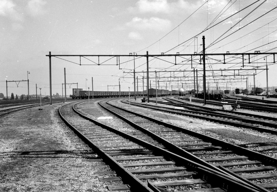 HUA-154794-Gezicht op het rangeerterrein Watergraafsmeer van de N.S. te Amsterdam vanuit het oosten