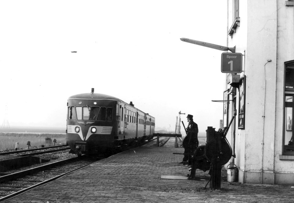 HUA-151341-Afbeelding van een diesel-electrisch treinstel DE 2 (serie 61-106 - Blauwe Engel) van de N.S. bij aankomst op het N.S.-station Dronrijp te Dronrijp