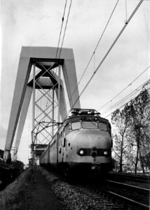 HUA-154983-Gezicht op de nieuwe hefbrug over de Oude Maas te Dordrecht met een electrisch treinstel mat. 1954 (plan F) van de N.S