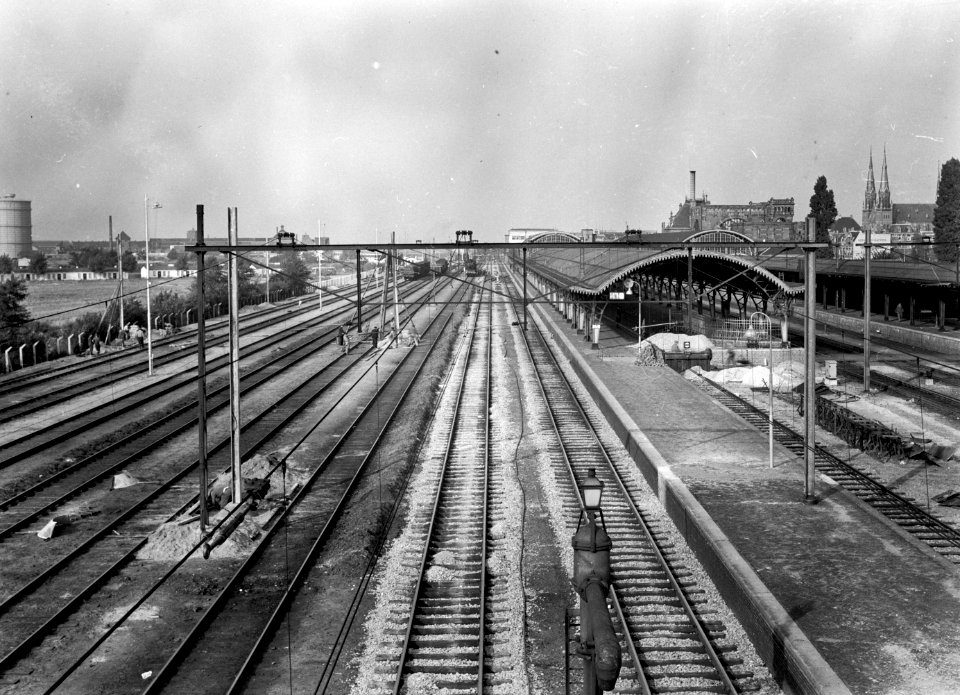 HUA-154854-Gezicht op het emplacement van het NS station s Hertogenbosch te s Hertogenbosch met rechts de perrons en perronkappen