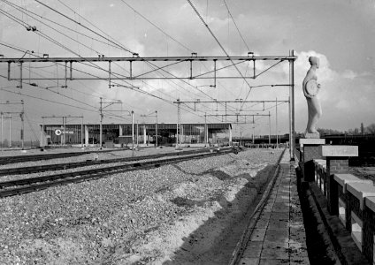 HUA-154833-Gezicht op het emplacement en de perrons met perronkap van het nieuwe N.S.-station Eindhoven te Eindhoven
