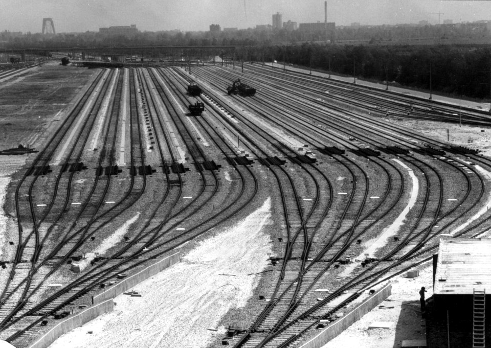 HUA-154903-Gezicht op de verdeelsporen van het rangeerterrein Kijfhoek van de NS