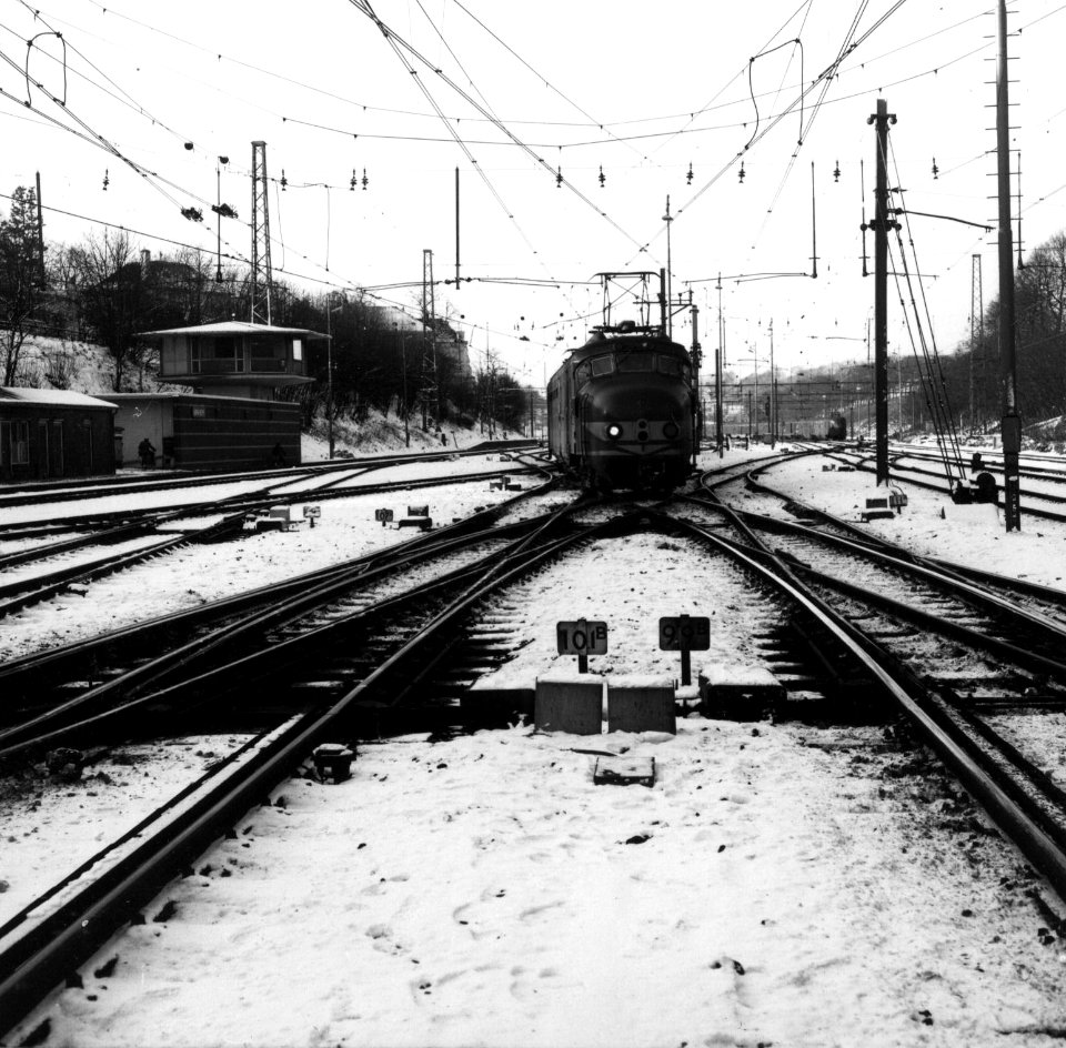HUA-154829-Gezicht op het emplacement aan de westzijde van het NS station Arnhem te Arnhem met een electrisch treinstel mat 1954 van de NS 