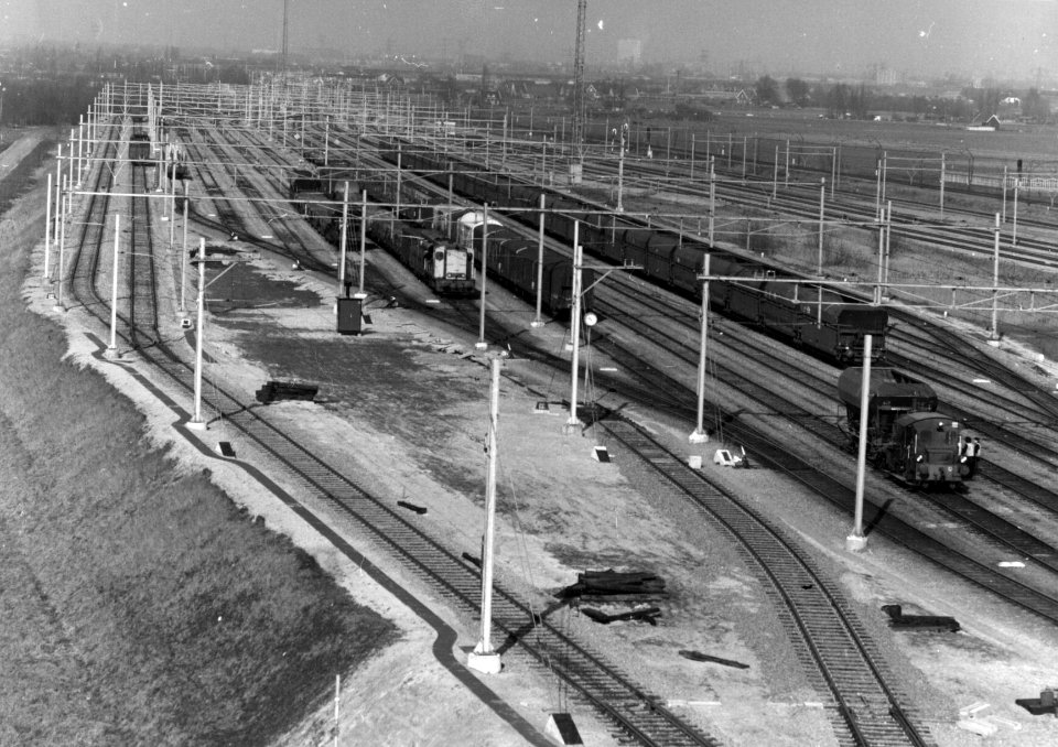 HUA-154898-Gezicht op het rangeerterrein Kijfhoek van de N.S