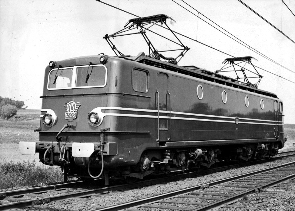 HUA-151553-Afbeelding van de electrische locomotief nr. 1302 (serie 1300) van de N.S