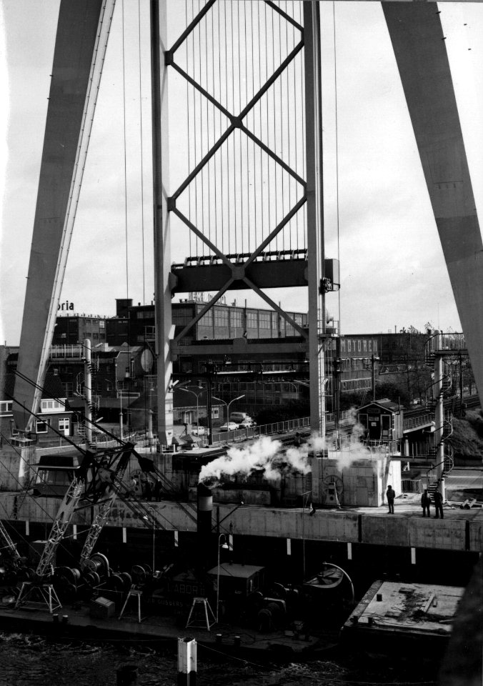 HUA-154985-Gezicht op de nieuwe hefbrug over de Oude Maas te Dordrecht