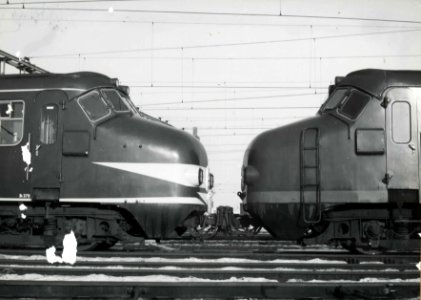 HUA-151703-Afbeelding van het electrische treinstel nr. 379 (Mat. 1954, plan Q) gekoppeld met het electrische treinstel nr. 336 (Mat. 1954, plan G) van de N.S. te Leidschendam. N.B.- de foto is beschadigd