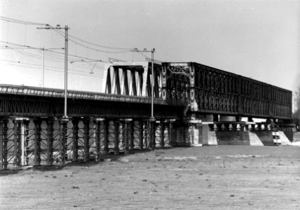 HUA-154972-Gezicht op de oude en nieuwe spoorbrug over de IJssel te Deventer