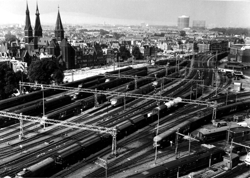 HUA-154824-Gezicht vanuit het Havengebouw op het emplacement Westelijk Eiland aan de westzijde van het N.S.-station Amsterdam C.S. te Amsterdam met diverse soorten materieel van de N.S