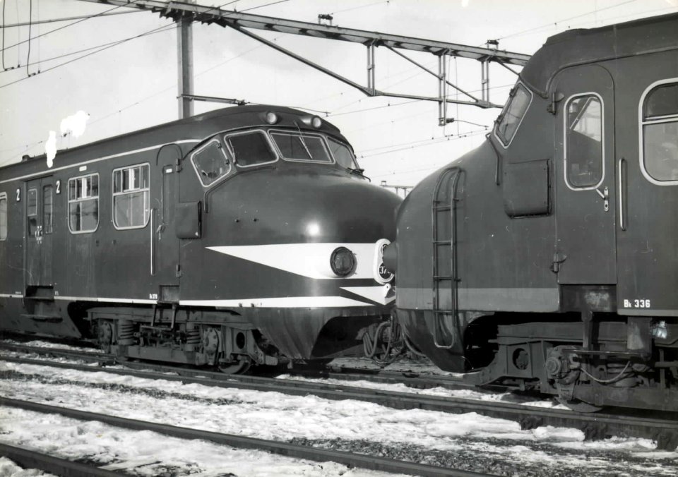 HUA-151704-Afbeelding van het electrische treinstel nr. 379 (Mat. 1954, plan Q) gekoppeld met het electrische treinstel nr. 336 (Mat. 1954, plan G) van de N.S. te Leidschendam. N.B.- de foto is beschadigd